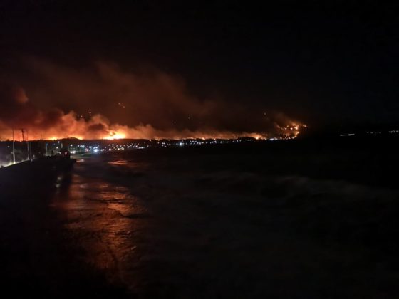 Μαίνεται ανεξέλεγκτη για δεύτερη νύχτα η φωτιά στο Σχίνο Κορινθίας