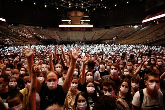 Δοκιμαστική συναυλία με μάσκες και χωρίς αποστάσεις χαρίζει χαμόγελα στο Παρίσι