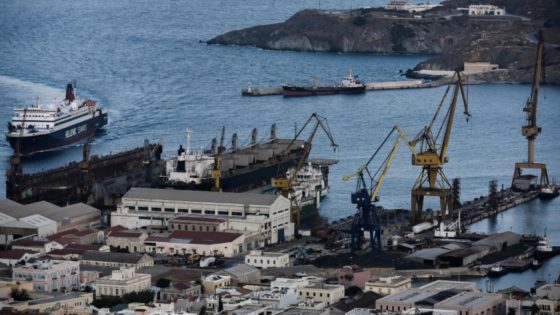 «Χτύπημα» της Liberation και για τη Σύρο: Παρουσία βαρέων μετάλλων στο λιμάνι, αδιαφορία αρχών, καταγγελίες για δυσφήμηση