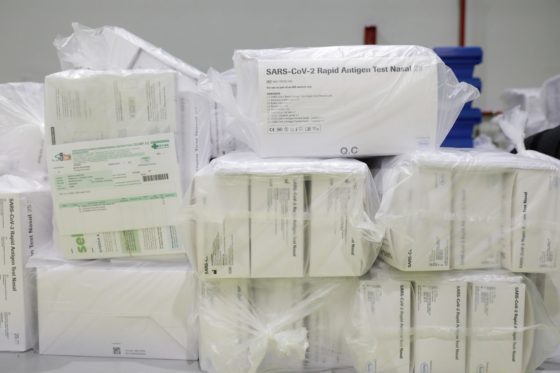 Τέλος στη διανομή self-tests στη Θεσσαλονίκη μετά τις κυβερνητικές διαρροές για τη διανομή τους από «άλλα κανάλια» 