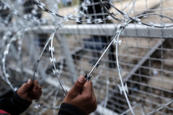 Βολες Αρβανίτη κατά Μηταράκη: «Παριστάνει ότι δεν υπάρχει θέμα ελέγχου των πρακτικών σχετικά με τον σεβασμό Ανθρωπίνων Δικαιωμάτων στα σύνορα»