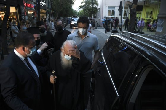 Στον εισαγγελέα μεταφέρεται ο ιερέας που διέπραξε την επίθεση με το βιτριόλι στη μονή Πετράκη