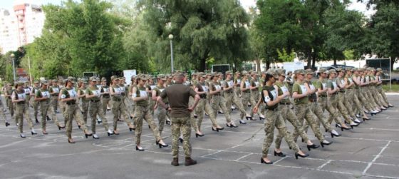 Ουκρανία: Ανάγκασαν γυναίκες του στρατού να κάνουν πρόβα παρέλασης με τακούνια