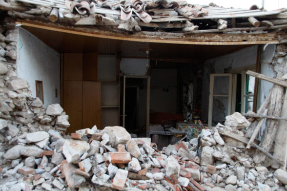 Κραυγή απελπισίας από τους σεισμόπληκτους στην Ελασσόνα – Δεν έχουν ούτε πόσιμο νερό