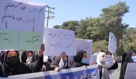 Συγκρούσεις σε διαδήλωση για τα δικαιώματα των γυναικών στο Αφγανιστάν -«Δεν είμαστε οι γυναίκες των χρόνων του ’90»