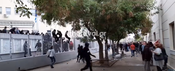 «Μεμονωμένες ομάδες» για την Κεραμέως οι φασίστες στις επιθέσεις σε σχολείο της Σταυρούπολης