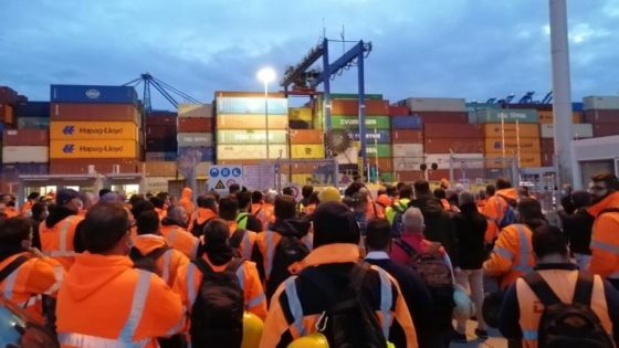 24ωρη απεργία στην COSCO – Ισχυρές αστυνομικές δυνάμεις στο λιμάνι του Πειραιά