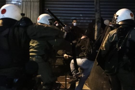 Άγρια καταστολή με ξύλο, κρότου λάμψης και δακρυγόνα στην πορεία κατά της αστυνομικής βίας στο Σύνταγμα