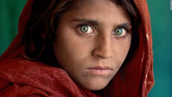 Η Αφγανή γυναίκα με τα πράσινα διαπεραστικά μάτια βρίσκει καταφύγιο στη Ρώμη