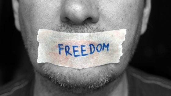 Καμπανάκι από το Παρατηρητήριο Ανθρωπίνων Δικαιωμάτων: Οι ποινικές κυρώσεις απειλούν την ελευθερία λόγου στην Ελλάδα
