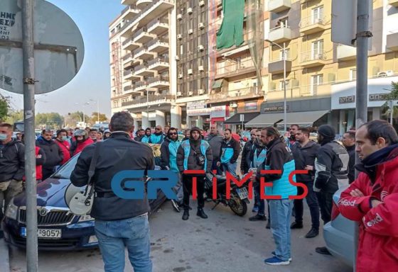 Συγκέντρωση διαμαρτυρίας διανομέων στη Θεσσαλονίκη – «Τρέμουν τα χέρια μας στο τιμόνι»