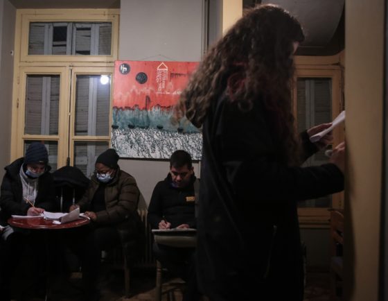 Μαθητές και δάσκαλοι κάθονται στα «Πίσω Θρανία»: Ένα σχολείο γεμάτο ιστορίες