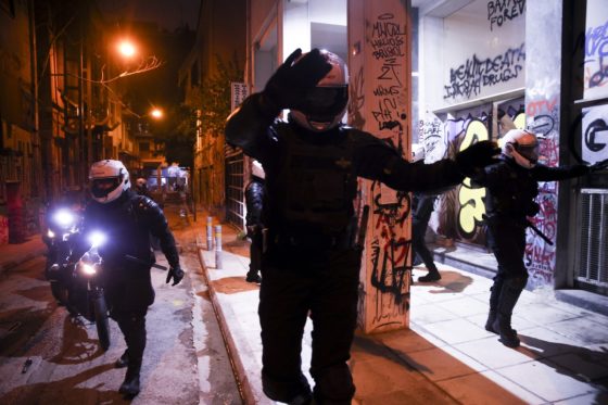 Αστυνομική αυθαιρεσία στα Εξάρχεια: Η ΔΡΑΣΗ σπάει πολυκατοικία και συλλαμβάνει διαδηλωτές