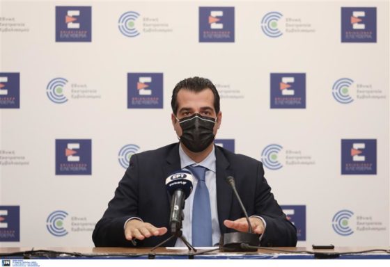 «Αναστέλλεται, αλλά… δεν καταργείται το πρόστιμο για τους ανεμβολίαστους άνω των 60 ετών», λέει ο Πλεύρης