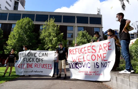 Η προσωρινή κράτηση του Djokovic στρέφει την προσοχή στους κρατούμενους πρόσφυγες στο ίδιο κτίριο