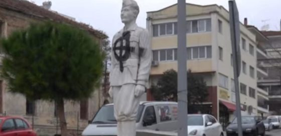 Φασίστες βεβήλωσαν το άγαλμα του ΕΑΜ – ΕΛΑΣ στο Κιλκίς