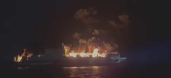 Φωτιά σε πλοίο στην Ηγουμενίτσα: Πληροφορίες για 10 αγνοούμενους επιβάτες