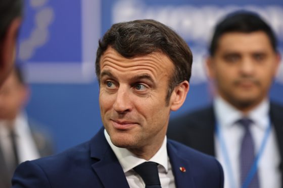 Γαλλικές εκλογές: Σταθερό προβάδισμα Μακρόν στις δημοσκοπήσεις – Το ντιμπέιτ με την Λεπέν δεν μετέβαλε την ισορροπία
