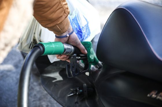 Στα ύψη ξανά η βενζίνη – Αγγίζει και ξεπερνάει τα 2 € το λίτρο