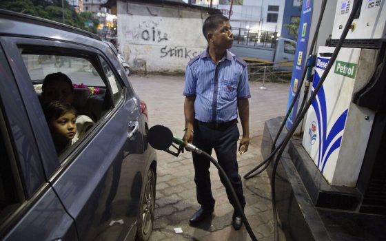 Η Ινδία αγοράζει ποσότητες «ρεκόρ» ρωσικού πετρελαίου επειδή είναι σε… έκπτωση