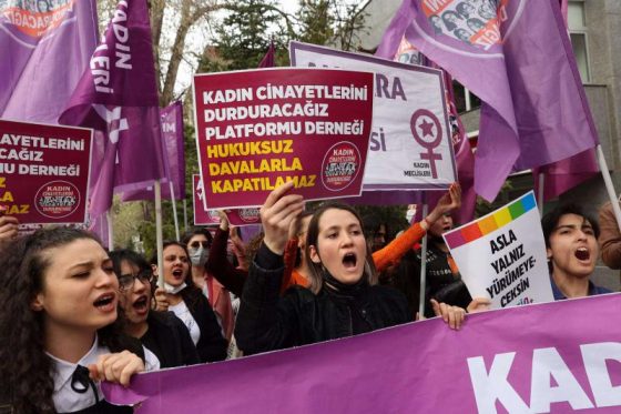 Διαδηλώσεις στην Τουρκία ενάντια στο κλείσιμο οργάνωσης κατά των γυναικοκτονιών