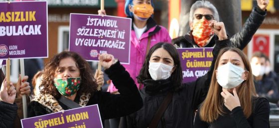 «Δεχόμαστε πίεση από την κυβέρνηση επειδή κάνουμε ορατή κάθε γυναικοκτονία» – Διαδηλώτριες κατά της δίκης φεμινιστικής οργάνωσης και των γυναικοκτονιών στην Τουρκία