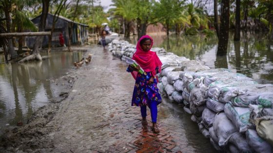 9,5 εκατ. εγκλωβισμένοι και 69 νεκροί από τις πλημμύρες σε Μπαγκλαντές και Ινδία