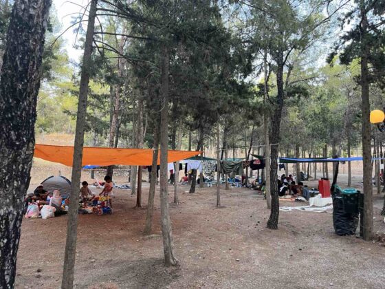 Κάτοικοι και τουρίστες αντικαθιστούν τον κρατικό μηχανισμό στα Κύθηρα – Έφτιαξαν αυτοσχέδιο κάμπινγκ για τους πρόσφυγες