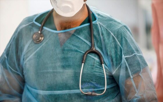 ΟΕΝΓΕ κατά του Διοικητή του νοσοκομείου Λήμνου: Απ’ τη μία εξαντλεί τον μοναδικό αναισθησιολόγο, κι απ’ την άλλη τον διώκει