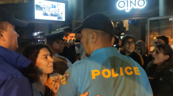 Κακήν κακώς φυγαδεύτηκε από τη Ροτόντα ο Κυριάκος Μητσοτάκης υπό τον ήχο των συνθημάτων (vid)