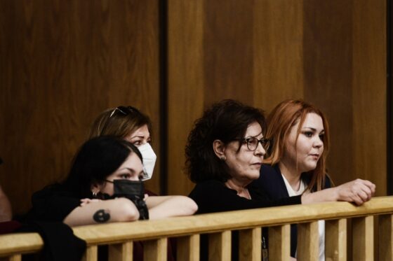 «Ήταν ενέδρα! Του άνοιξαν χώρο» – Κατέθεσε η αυτόπτης μάρτυρας στη δίκη της Χρυσής Αυγής