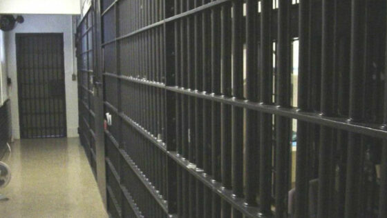 Παράνομη κράτηση ενός μήνα 8 προσφύγων στo A.T. Σάμου – Σε «κλουβί» στο κελί 20χρονη προσφύγισσα