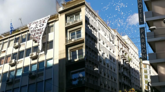 Παρέμβαση του «Ρουβίκωνα» στα κεντρικά της ΔΕΗ με πανό και τρικάκια