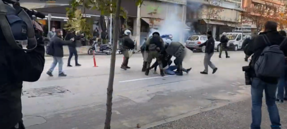 Επεισόδια έξω από τα Δικαστήρια Θεσσαλονίκης για τον πυροβολισμό του 16χρονου