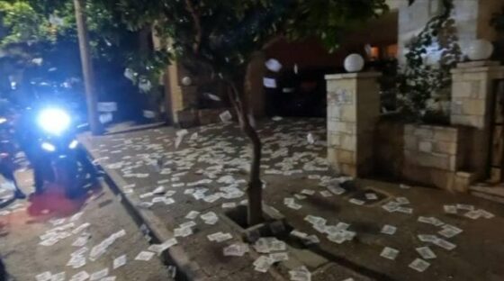 Παρέμβαση Ρουβίκωνα έξω από το σπίτι του Παπαθανάση