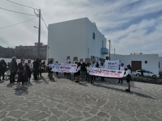 Με διαμαρτυρία και πορεία για τους νεκρούς των Τεμπών υποδέχθηκαν μαθητές την ΠτΔ στη Νίσυρο