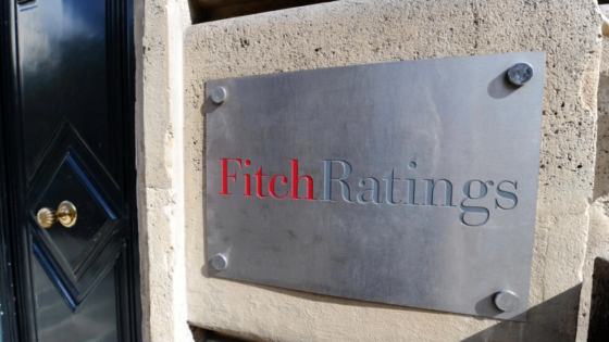 Fitch: Στην επενδυτική βαθμίδα ΒΒΒ- με σταθερές προοπτικές το ελληνικό αξιόχρεο