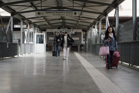 Αττική: Αμαξοστοιχία Intercity προσέκρουσε σε βράχια ενώ μετέφερε εκατοντάδες επιβάτες – «Κλείνει τα αυτιά η κυβέρνηση», λέει ο ΣΥΡΙΖΑ