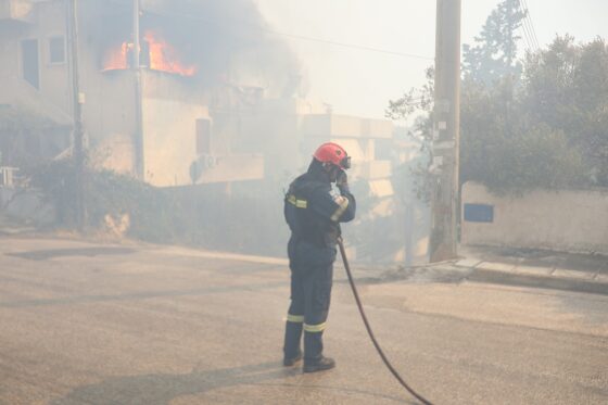 Φωτιά – Σαρωνίδα: Τρεις εθελοντές πυροσβέστες τραυματίστηκαν