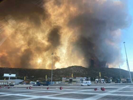 Εθνική οδός Αθηνών – Κορίνθου: Εγκλωβισμένοι οδηγοί λόγω πυρκαγιάς – «Είμαστε εδώ 3 ώρες σαν τα ποντίκια»