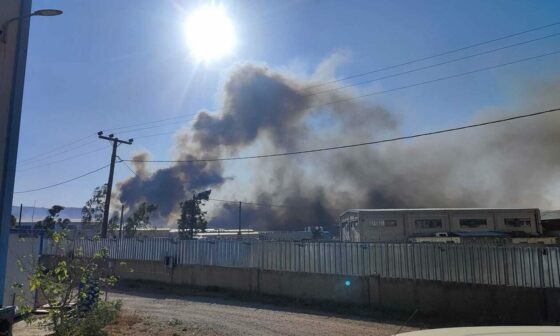 Επικίνδυνη φωτιά στον Ασπρόπυργο κοντά στη βιομηχανική ζώνη: Εκκενώσεις οικισμών – Τοξικοί καπνοί από τις φωτιές