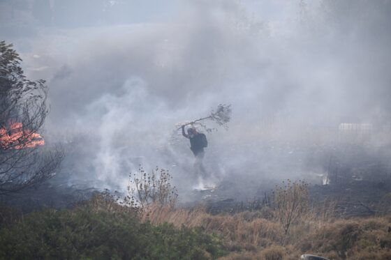 Καίγεται ο Εθνικός Δρυμός της Πάρνηθας – «Εμπόλεμη κατάσταση» στην Αλεξανδρούπολη