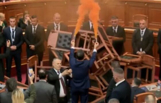 Αλβανία: Βουλευτές άναψαν καπνογόνα και φωτιά εντός του Κοινοβουλίου αντιδρώντας στον προϋπολογισμό