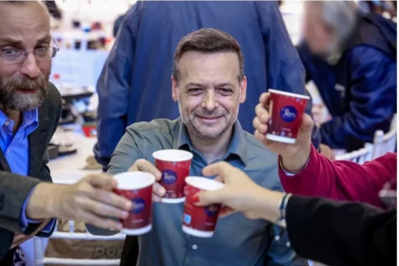 Σε γεύμα αγάπης για τους άστεγους ο Χάρης Δούκας: Στηρίζουμε τους πιο ευάλωτους – Αυτό είναι και το μήνυμα των Χριστουγέννων