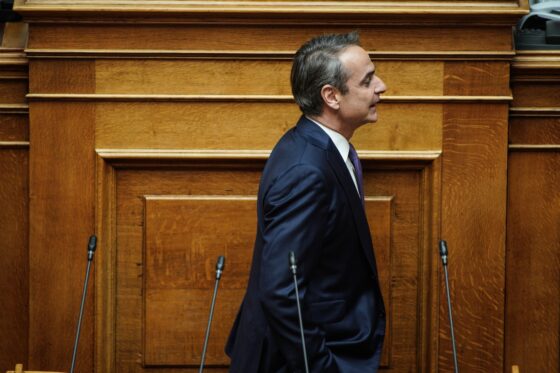 Mitsotakis defends delayed “personal doctor” system amidst heated parliamentary debate