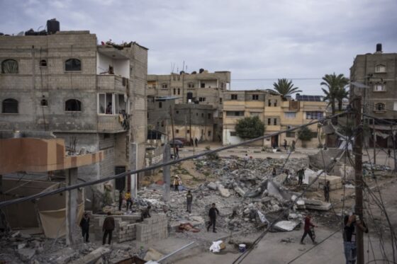 Συνεχίζονται οι βομβαρδισμοί στη Ράφα – Ανυποχώρητος ο Νετανιάχου – Πυρετώδεις συνομιλίες στο Κάιρο για εκεχειρία