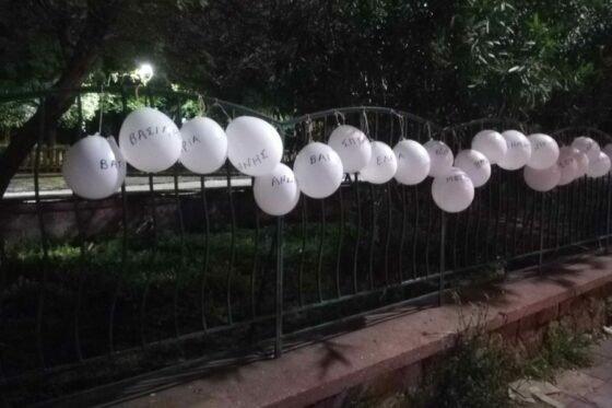 Λέσβος: 57 μπαλόνια όσες και οι ψυχές που χάθηκαν για την υποδοχή του Πρωθυπουργού