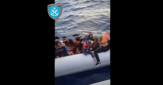 Σάμος: Δέκα σώοι πρόσφυγες εντοπίστηκαν στη στεριά από το χθεσινό φονικό ναυάγιο