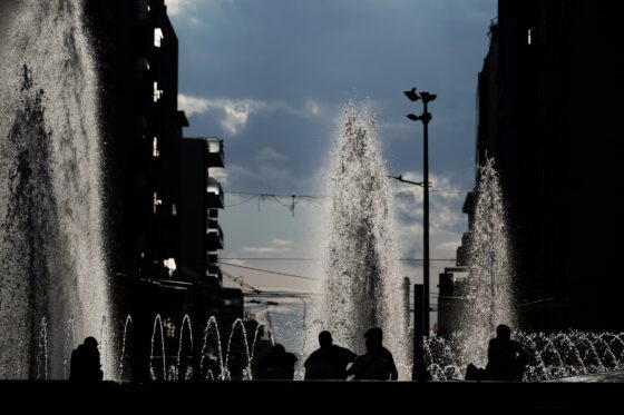 ‘Δώσε νερό στον ντελιβερά σου’: Η κλιματική κρίση χειροτερεύει και τα εργασιακά δικαιώματα