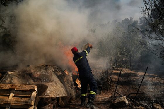 ΣΥΡΙΖΑ κατά Μητσοτάκη για τις πυρκαγιές: Μόνο που δεν πανηγύρισε – Το επιχείρημα της ατομικής ευθύνης έχει γίνει στάχτη